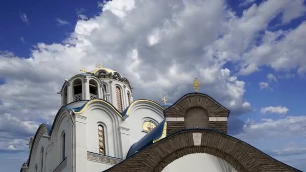 Kerk Van Bescherming Van Moeder Gods Yasenevo Tegen Bewegende Wolken — Stockvideo