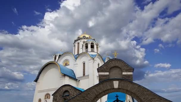 Igreja Proteção Mãe Deus Yasenevo Contra Nuvens Movimento Moscou Rússia — Vídeo de Stock