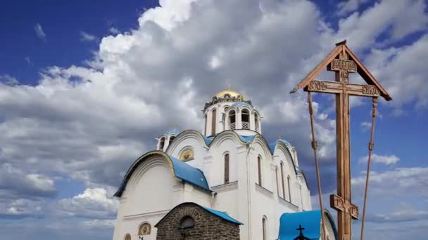 保护上帝之母教堂 亚森纳沃 在移动的云彩面前 俄罗斯莫斯科 该寺始建于2009年 费用由捐款支付 — 图库视频影像