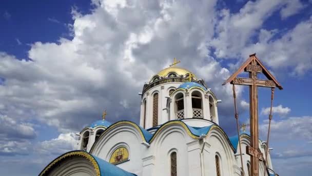 Kyrkan För Skydd Guds Moder Yasenevo Mot Rörliga Molnen Moskva — Stockvideo