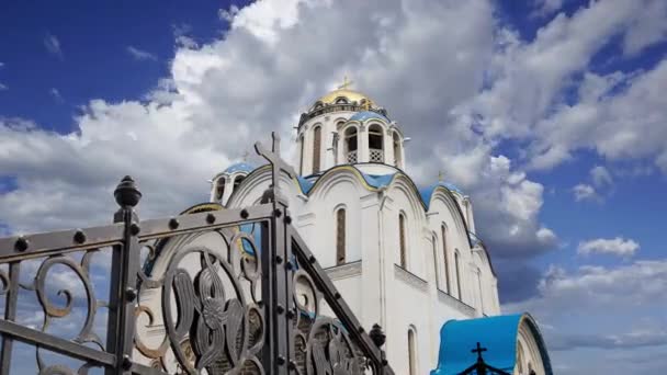 Kyrkan För Skydd Guds Moder Yasenevo Mot Rörliga Molnen Moskva — Stockvideo