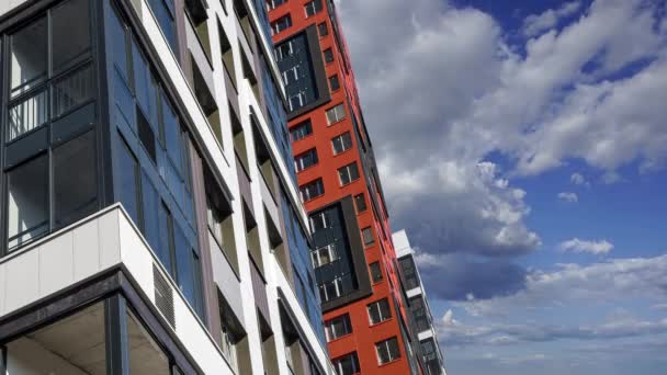 Bâtiment Plusieurs Étages Construction Nouveau Complexe Résidentiel Contre Les Nuages — Video