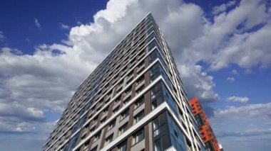 Hareket halindeki bulutlara karşı çok katlı bina (yeni yerleşim kompleksi) inşa ediliyor, Moskova, Rusya 