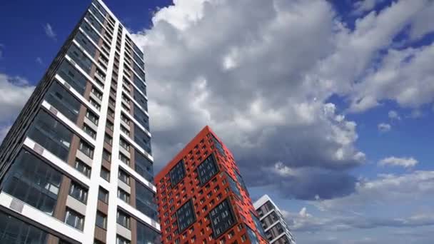 Bâtiment Plusieurs Étages Construction Nouveau Complexe Résidentiel Contre Les Nuages — Video