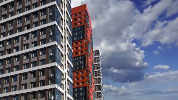 Bâtiment Plusieurs Étages Construction Nouveau Complexe Résidentiel Contre Les Nuages — Video