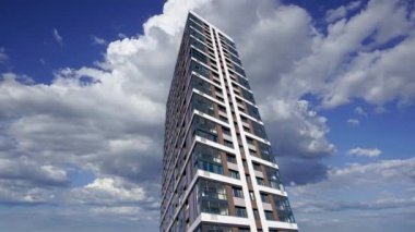 Hareket halindeki bulutlara karşı çok katlı bina (yeni yerleşim kompleksi) inşa ediliyor, Moskova, Rusya