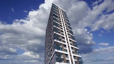 Hareket halindeki bulutlara karşı çok katlı bina (yeni yerleşim kompleksi) inşa ediliyor, Moskova, Rusya