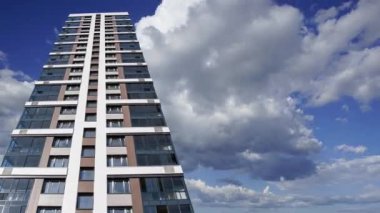Hareket halindeki bulutlara karşı çok katlı bina (yeni yerleşim kompleksi) inşa ediliyor, Moskova, Rusya 