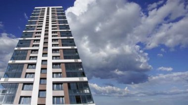 Hareket halindeki bulutlara karşı çok katlı bina (yeni yerleşim kompleksi) inşa ediliyor, Moskova, Rusya 