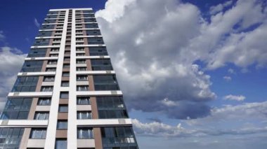 Hareket halindeki bulutlara karşı çok katlı bina (yeni yerleşim kompleksi) inşa ediliyor, Moskova, Rusya