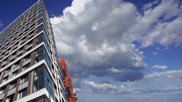 Bâtiment Plusieurs Étages Construction Nouveau Complexe Résidentiel Contre Les Nuages — Video