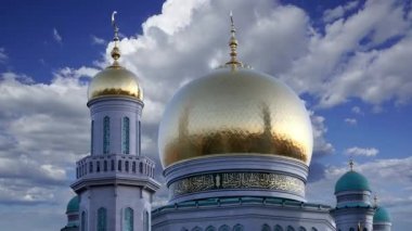 Moskova Katedral Camii hareketli bulutlara karşı, Rusya -- Moskova 'nın ana camisi, yeni bir dönüm noktası 