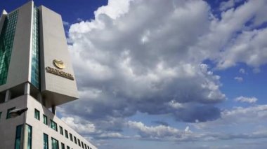 Sberbank merkez ofisi hareket eden bulutlara karşı, Moskova, Rusya 