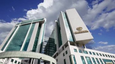 Sberbank merkez ofisi hareket eden bulutlara karşı, Moskova, Rusya 