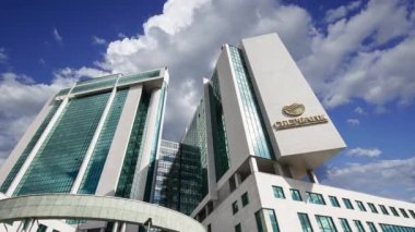 Sberbank merkez ofisi hareket eden bulutlara karşı, Moskova, Rusya 