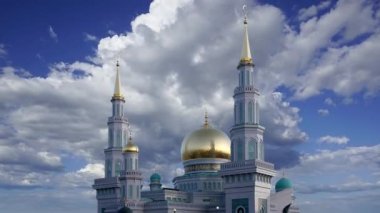 Moskova Katedral Camii hareketli bulutlara karşı, Rusya -- Moskova 'nın ana camisi, yeni bir dönüm noktası 