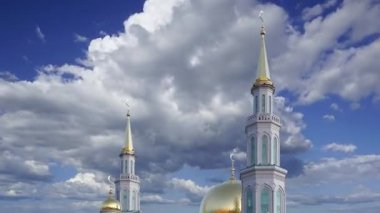 Moskova Katedral Camii hareketli bulutlara karşı, Rusya -- Moskova 'nın ana camisi, yeni bir dönüm noktası 