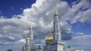 Moskova Katedral Camii hareketli bulutlara karşı, Rusya -- Moskova 'nın ana camisi, yeni bir dönüm noktası