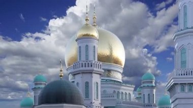 Moskova Katedral Camii hareketli bulutlara karşı, Rusya -- Moskova 'nın ana camisi, yeni bir dönüm noktası 