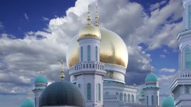 Moskova Katedral Camii hareketli bulutlara karşı, Rusya -- Moskova 'nın ana camisi, yeni bir dönüm noktası 