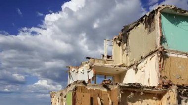 Hareketli bulutlara karşı yıkılan eski ev. Moskova, Rusya 