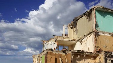 Hareketli bulutlara karşı yıkılan eski ev. Moskova, Rusya 