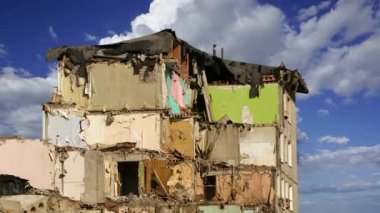 Hareketli bulutlara karşı yıkılan eski ev. Moskova, Rusya 