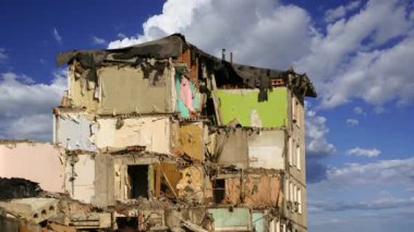 Hareketli bulutlara karşı yıkılan eski ev. Moskova, Rusya 