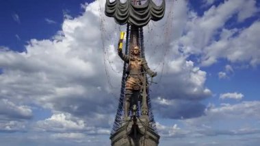 MOSCOW, RUSSIA - 23 Temmuz 2020: Hareket eden bulutlara karşı Büyük Peter Heykeli, Moskow, Rusya -- Gürcü tasarımcı Zurab Tsereteli tarafından tasarlandı ve 1997 yılında dikildi. 