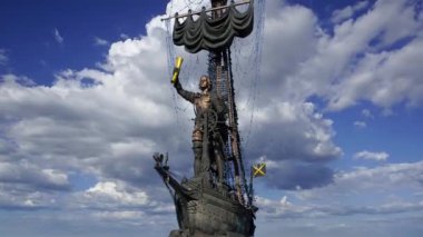 MOSCOW, RUSSIA - 23 Temmuz 2020: Hareket eden bulutlara karşı Büyük Peter Heykeli, Moskow, Rusya -- Gürcü tasarımcı Zurab Tsereteli tarafından tasarlandı ve 1997 yılında dikildi. 