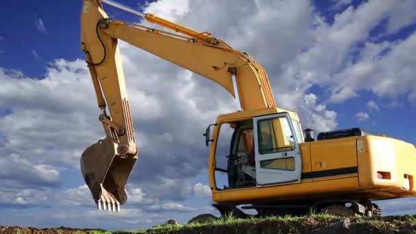 Mașini Excavator Împotriva Norilor Mișcare — Videoclip de stoc
