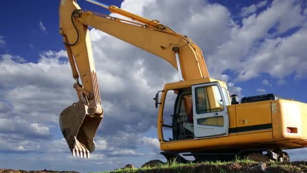 Maquinaria Excavadora Contra Las Nubes Móviles — Vídeo de stock