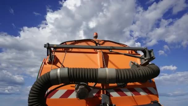 Primer Plano Camión Limpieza Calles Contra Las Nubes Movimiento — Vídeo de stock