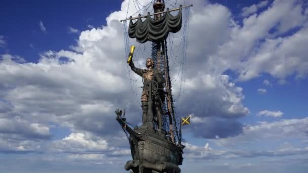 Moscú Rusia Julio 2020 Pedro Grande Estatua Contra Las Nubes — Vídeos de Stock