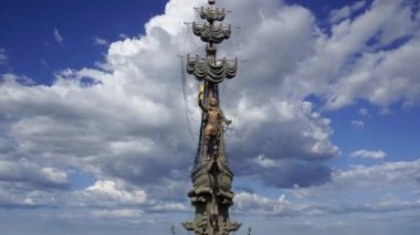 MOSCOW, RUSSIA - 23 Temmuz 2020: Hareket eden bulutlara karşı Büyük Peter Heykeli, Moskow, Rusya -- Gürcü tasarımcı Zurab Tsereteli tarafından tasarlandı ve 1997 yılında dikildi. 