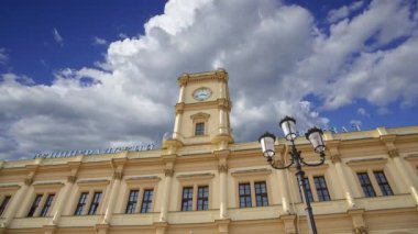 Hareketli bulutlara karşı Leningradsky tren istasyonunun (Rusça Leningradsky Tren İstasyonu) tarihi binası Moskova, Rusya 'nın dokuz ana tren istasyonundan biri. 