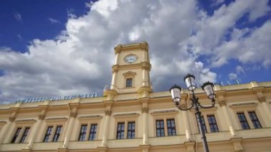 Hareketli bulutlara karşı Leningradsky tren istasyonunun (Rusça Leningradsky Tren İstasyonu) tarihi binası Moskova, Rusya 'nın dokuz ana tren istasyonundan biri. 