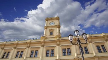 Hareketli bulutlara karşı Leningradsky tren istasyonunun (Rusça Leningradsky Tren İstasyonu) tarihi binası Moskova, Rusya 'nın dokuz ana tren istasyonundan biri. 