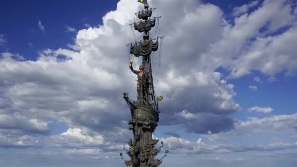 Moscú Rusia Julio 2020 Pedro Grande Estatua Contra Las Nubes — Vídeos de Stock