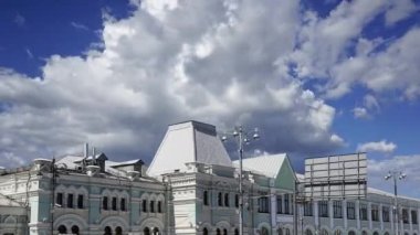Rizhsky tren istasyonu (Rizhsky Vokzal, Riga istasyonu) hareket halindeki bulutlara karşı (Rusça Rizhsky tren istasyonu), Moskova, Rusya 'nın dokuz ana tren istasyonundan biridir. 1901 'de inşa edilmiş.