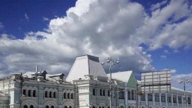 Rizhsky tren istasyonu (Rizhsky Vokzal, Riga istasyonu) hareket halindeki bulutlara karşı (Rusça Rizhsky tren istasyonu), Moskova, Rusya 'nın dokuz ana tren istasyonundan biridir. 1901 'de inşa edilmiş.