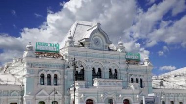 Rizhsky tren istasyonu (Rizhsky Vokzal, Riga istasyonu) hareket halindeki bulutlara karşı (Rusça Rizhsky tren istasyonu), Moskova, Rusya 'nın dokuz ana tren istasyonundan biridir. 1901 'de inşa edilmiş.