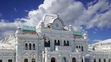Rizhsky tren istasyonu (Rizhsky Vokzal, Riga istasyonu) hareket halindeki bulutlara karşı (Rusça Rizhsky tren istasyonu), Moskova, Rusya 'nın dokuz ana tren istasyonundan biridir. 1901 'de inşa edilmiş.