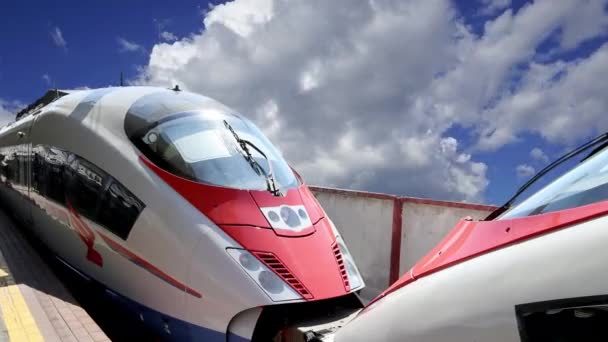Aeroexpress Train Sapsan Contra Trem Alta Velocidade Nuvens Movimento Adquirido — Vídeo de Stock
