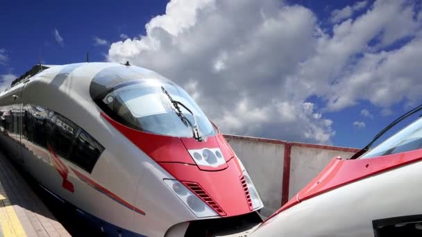 Aeroexpress Train Sapsan Tegen Bewegende Wolken Hogesnelheidstrein Verworven Oao Russische — Stockvideo