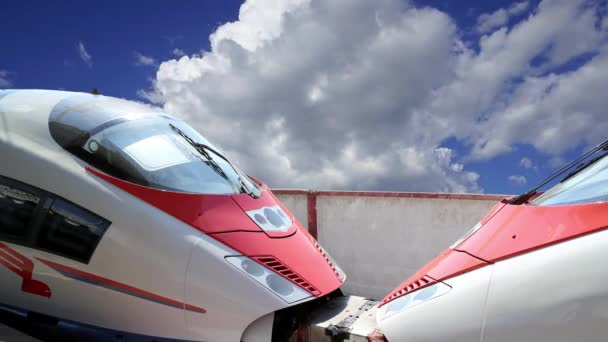 Tren Aeroexpress Sapsan Contra Las Nubes Movimiento Tren Alta Velocidad — Vídeos de Stock