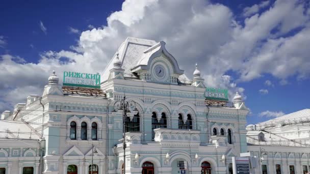 Rizhsky Järnvägsstation Rizhsky Vokzal Riga Station Mot Rörliga Moln Skriven — Stockvideo