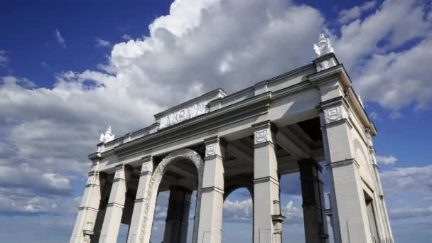 Pintu Masuk Utama Dari Taman Gorky Terhadap Awan Bergerak Salah — Stok Video