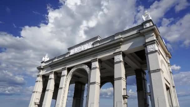 Porta Entrada Principal Parque Gorky Contra Nuvens Movimento Uma Das — Vídeo de Stock