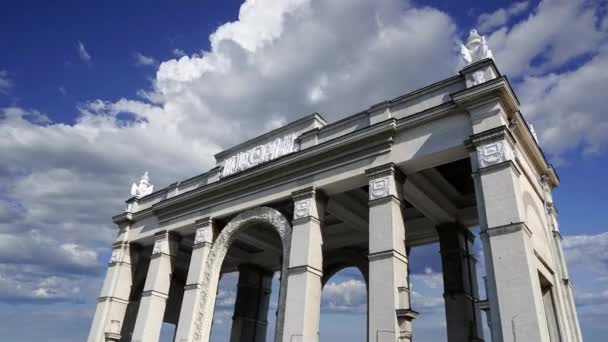 Pintu Masuk Utama Dari Taman Gorky Terhadap Awan Bergerak Salah — Stok Video